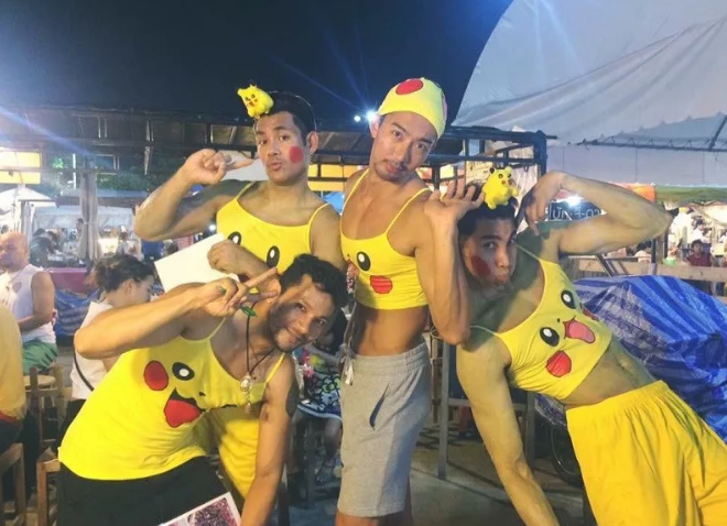 泰国餐厅招了一批猛男做服务员，穿着亮瞎双眼 - 51虹马