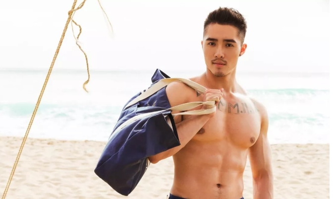 看点∣大胸筋肉帅哥海边脫衣拼性感好身材，荷尔蒙の味ル有点大~ - 51虹马