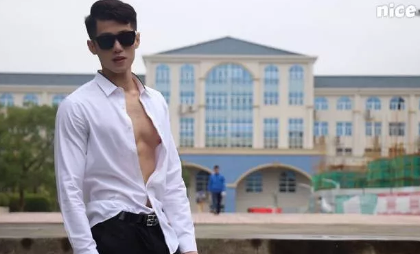 露肉视频男主浴室自.扒 性感帅哥玩刺激 - 51虹马