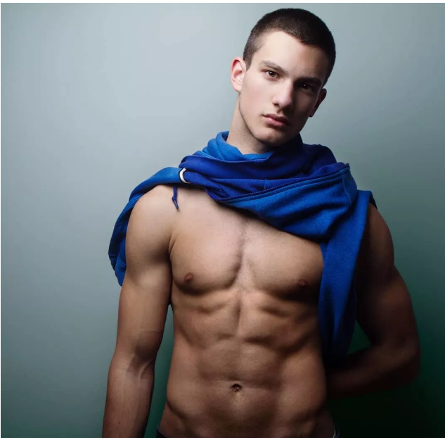 十七岁新晋国际男模出柜，居然不知道自己是... - 51虹马