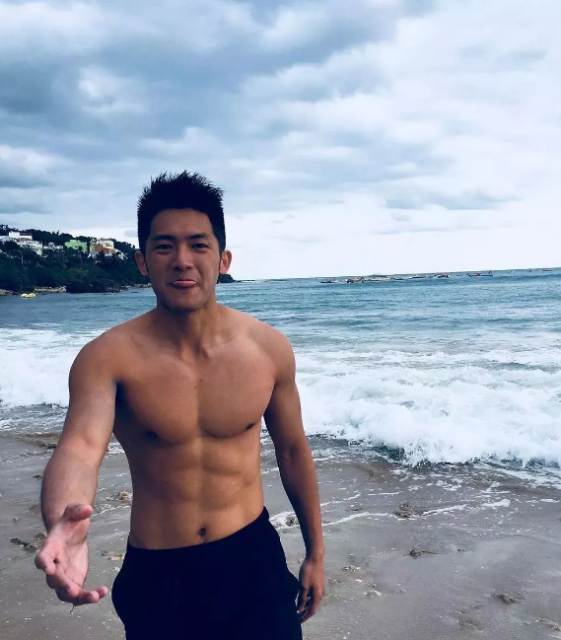 肌肉篮球帅哥当男模竟被男人抹油！ - 51虹马