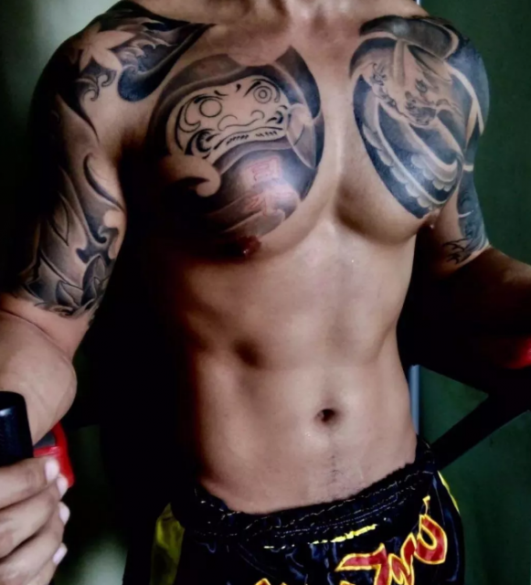 看似威风的足球运动小哥，私下却被哥们欺负 - 51虹马