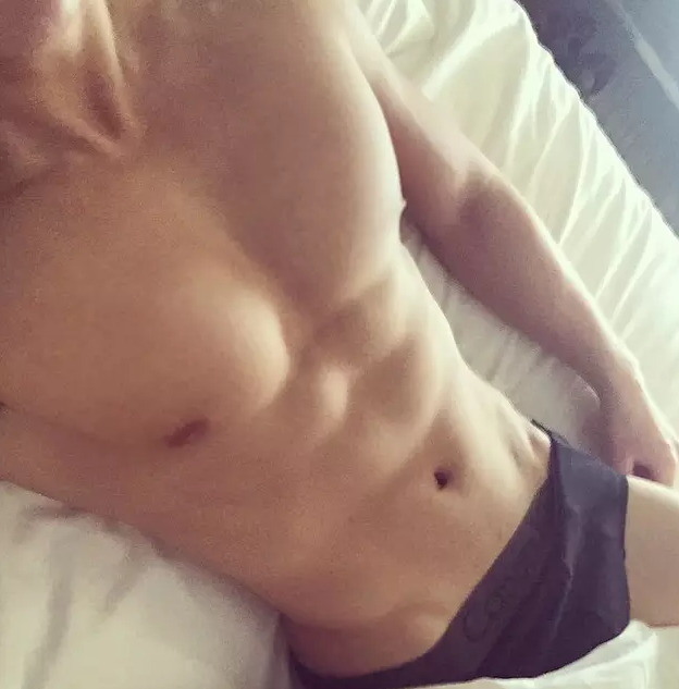 堪称国民校草的他，凭借无可挑剔的脸开始卖肉？ - 51虹马