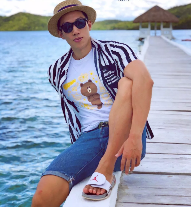 看点∣大胸筋肉帅哥海边脫衣拼性感好身材，荷尔蒙の味ル有点大~ - 51虹马