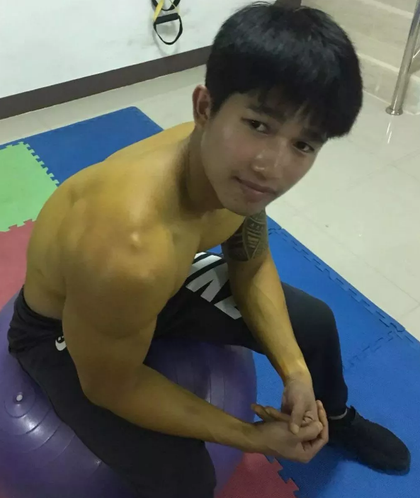 村口赤膊干活的野蛮弟弟 - 51虹马