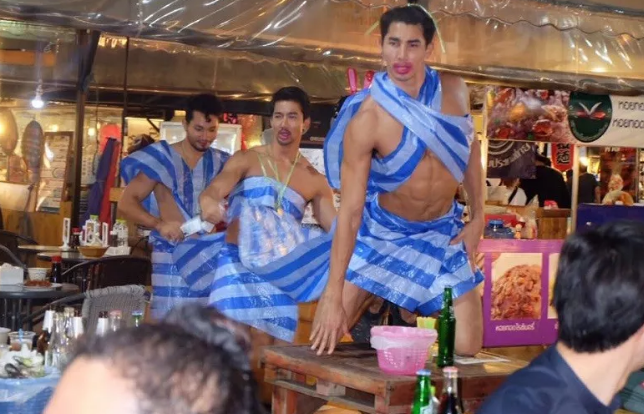 泰国餐厅招了一批猛男做服务员，穿着亮瞎双眼 - 51虹马