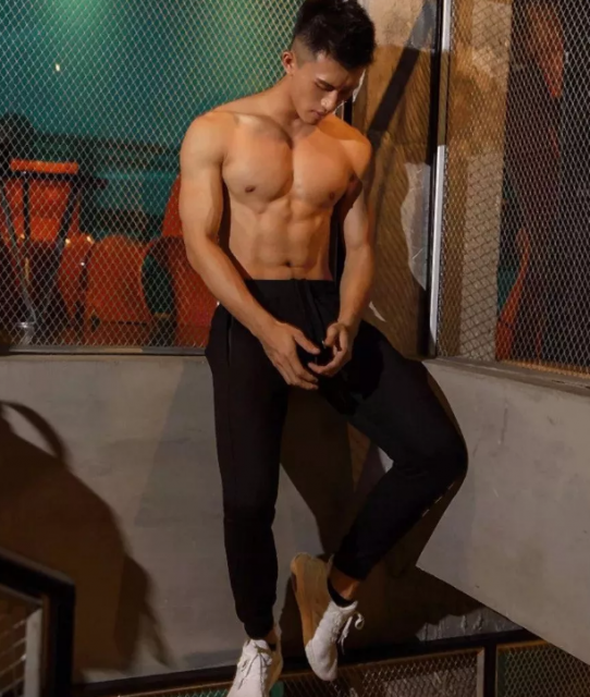 广州​体院网红私教，早期L裸照被扒出 - 51虹马