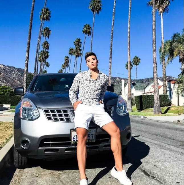 看点∣大胸长腿筋肉男下海晒好肉，这个前凸后翘的泳裤帅哥有亮点哦！ - 51虹马