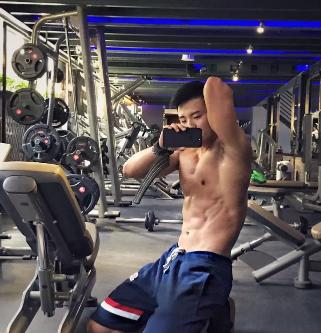 健身私教拍性感写真发饱满裤裤照吸引学员？ - 51虹马