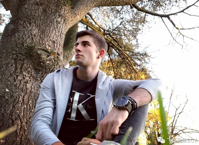 全球同志先生19岁人气选手，扒到了他饱满床照 - 51虹马