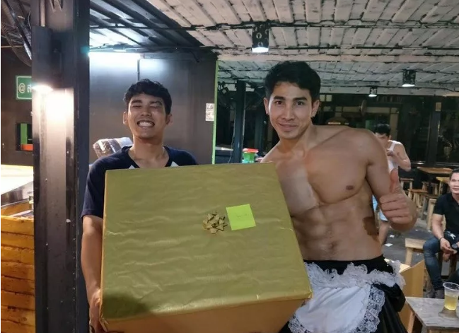 泰国餐厅招了一批猛男做服务员,穿着亮瞎双眼 - 51虹马 泰国餐厅招了一批猛男做服务员,穿着亮瞎双眼 - 51虹马