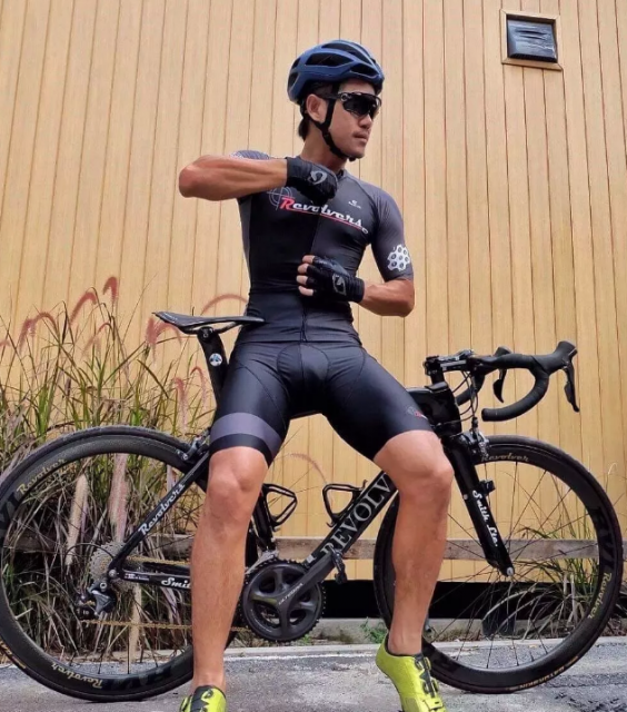 看似威风的足球运动小哥，私下却被哥们欺负 - 51虹马