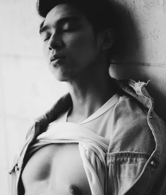 看点∣网红小鲜肉男模姿势太撩人，满屏好肉太惹火！ - 51虹马