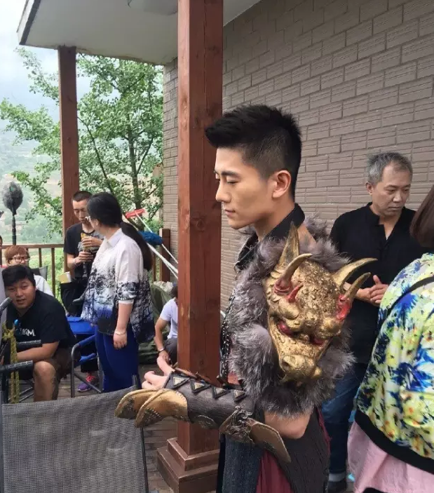 堪称国民校草的他，凭借无可挑剔的脸开始卖肉？ - 51虹马