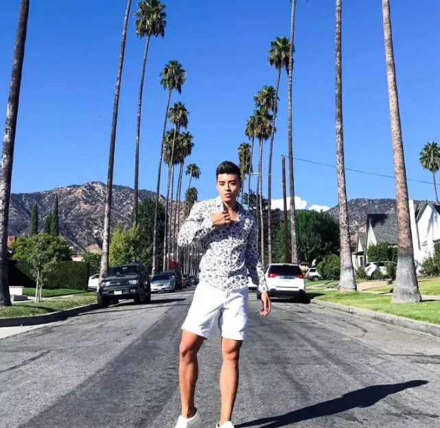 看点∣大胸长腿筋肉男下海晒好肉，这个前凸后翘的泳裤帅哥有亮点哦！ - 51虹马