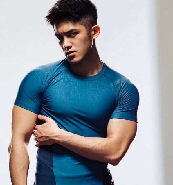 肌肉篮球帅哥当男模竟被男人抹油！ - 51虹马