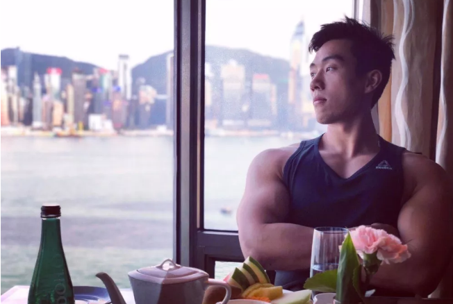 看点∣大胸筋肉帅哥海边脫衣拼性感好身材，荷尔蒙の味ル有点大~ - 51虹马