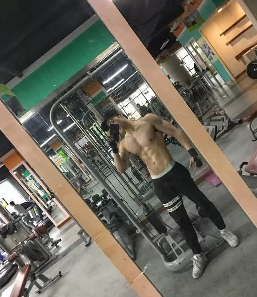 露肉视频男主浴室自.扒 性感帅哥玩刺激 - 51虹马