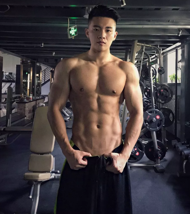 健身私教拍性感写真发饱满裤裤照吸引学员？ - 51虹马