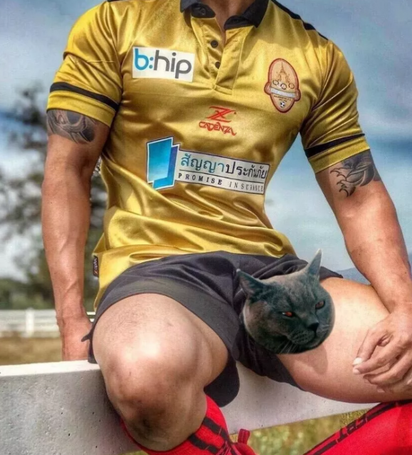 看似威风的足球运动小哥，私下却被哥们欺负 - 51虹马