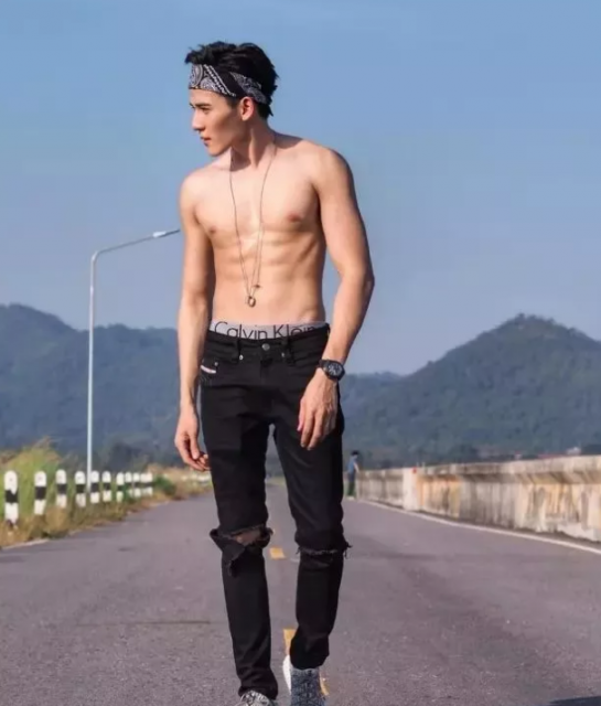 正装制服不禁欲 天菜鲜肉粉嫩蜜胸更诱人 - 51虹马