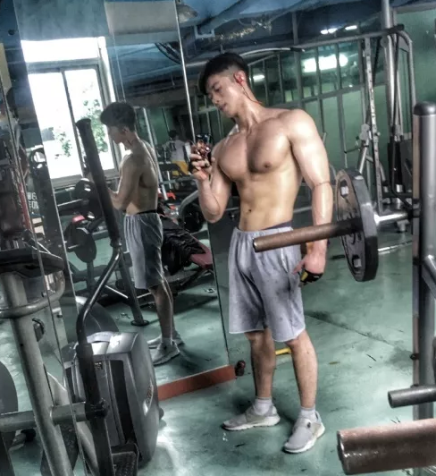 公狗腰男真空健身，只适合成年读者观看 - 51虹马