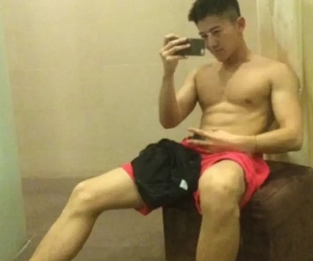 堪称国民校草的他，凭借无可挑剔的脸开始卖肉？ - 51虹马