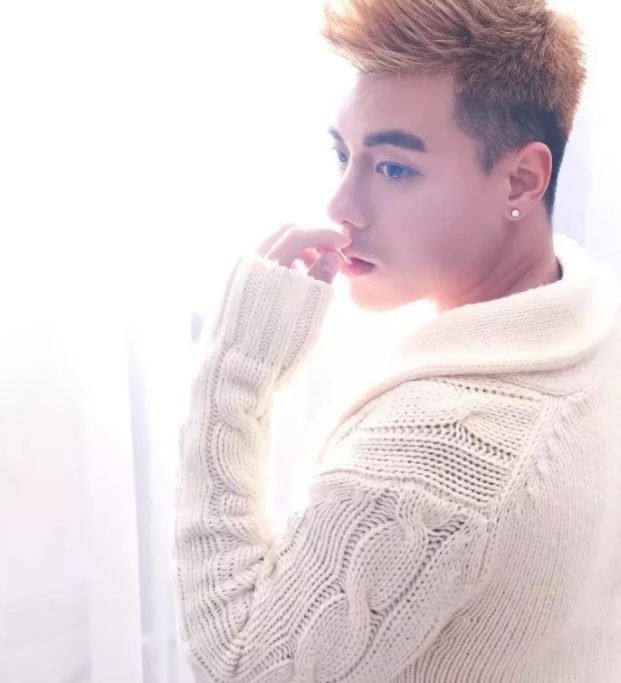 看点∣大胸长腿筋肉男下海晒好肉，这个前凸后翘的泳裤帅哥有亮点哦！ - 51虹马