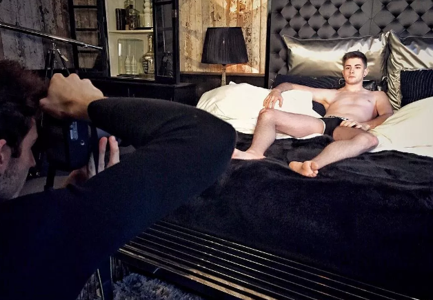 全球同志先生19岁人气选手，扒到了他饱满床照 - 51虹马