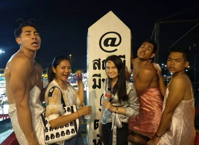 泰国餐厅招了一批猛男做服务员,穿着亮瞎双眼 - 51虹马 泰国餐厅招了一批猛男做服务员,穿着亮瞎双眼 - 51虹马