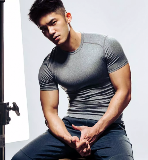 肌肉篮球帅哥当男模竟被男人抹油！ - 51虹马