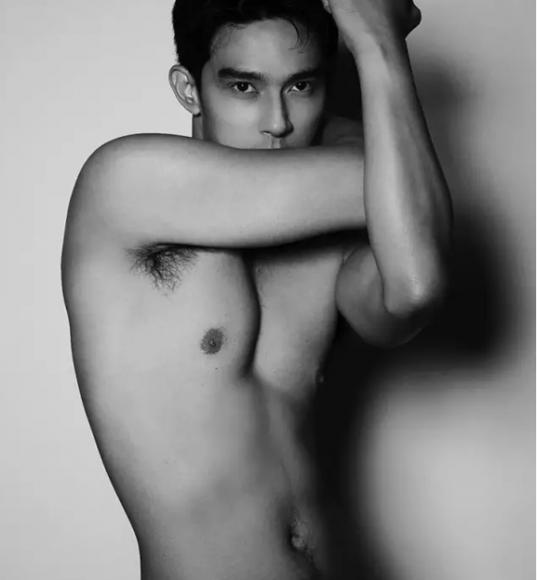 看点∣网红小鲜肉男模姿势太撩人，满屏好肉太惹火！ - 51虹马