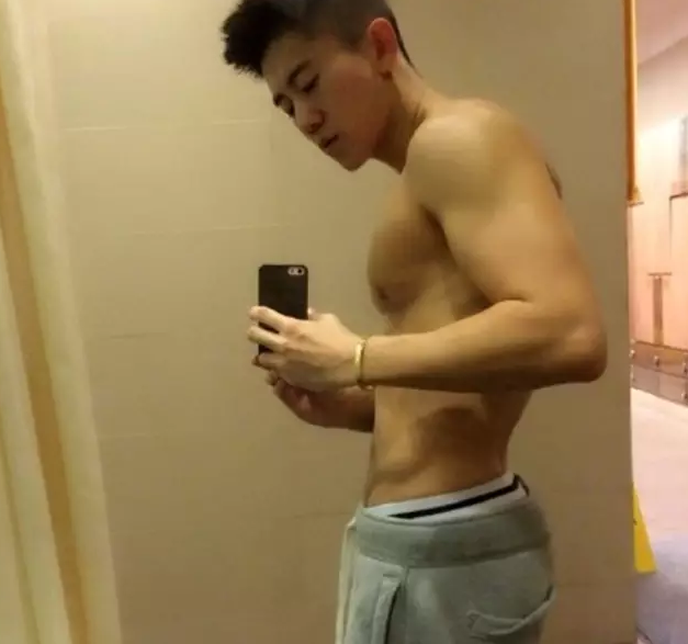 堪称国民校草的他，凭借无可挑剔的脸开始卖肉？ - 51虹马