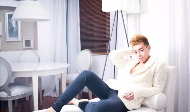 看点∣大胸长腿筋肉男下海晒好肉，这个前凸后翘的泳裤帅哥有亮点哦！ - 51虹马