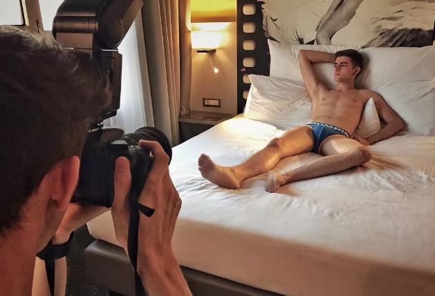 全球同志先生19岁人气选手，扒到了他饱满床照 - 51虹马