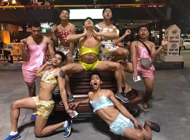 泰国餐厅招了一批猛男做服务员,穿着亮瞎双眼 - 51虹马 泰国餐厅招了一批猛男做服务员,穿着亮瞎双眼 - 51虹马