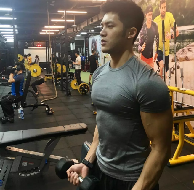 肌肉篮球帅哥当男模竟被男人抹油！ - 51虹马