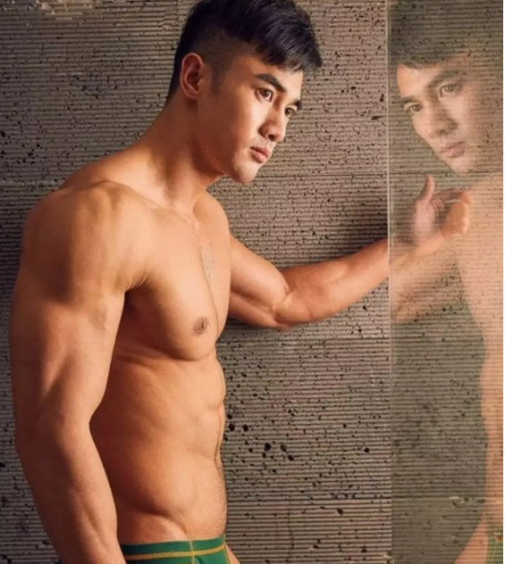 天菜级健身教练脱了，竟然只为了拍内裤广告？ - 51虹马