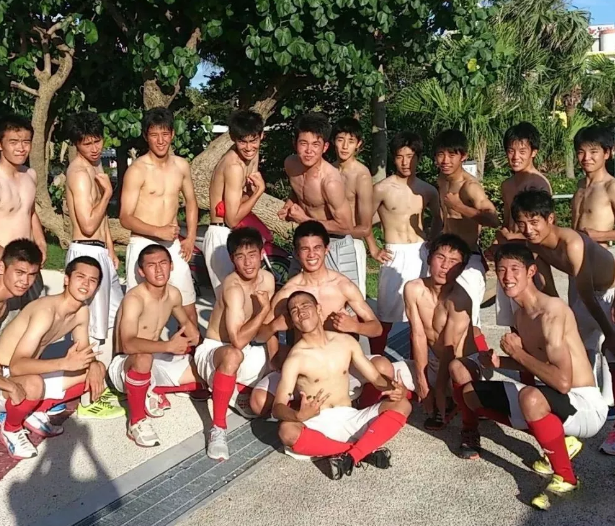 看似威风的足球运动小哥，私下却被哥们欺负 - 51虹马