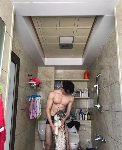 露肉视频男主浴室自.扒 性感帅哥玩刺激 - 51虹马