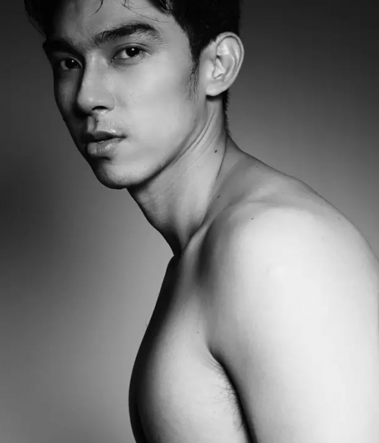 看点∣网红小鲜肉男模姿势太撩人，满屏好肉太惹火！ - 51虹马