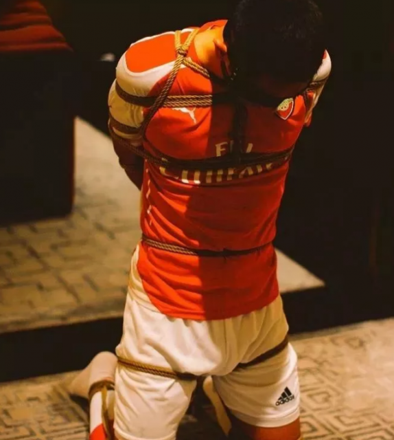 看似威风的足球运动小哥，私下却被哥们欺负 - 51虹马