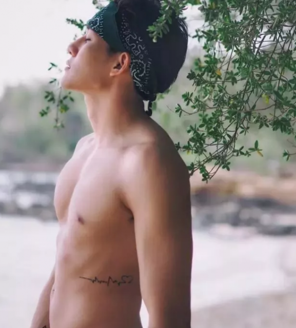 正装制服不禁欲 天菜鲜肉粉嫩蜜胸更诱人 - 51虹马