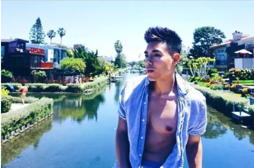 看点∣大胸长腿筋肉男下海晒好肉，这个前凸后翘的泳裤帅哥有亮点哦！ - 51虹马