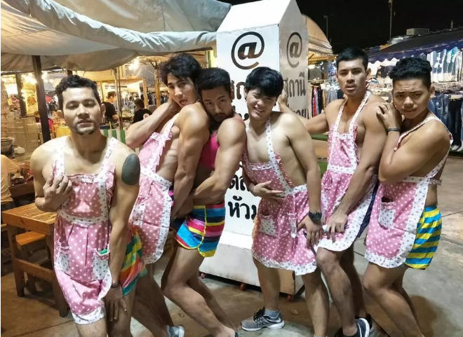 泰国餐厅招了一批猛男做服务员,穿着亮瞎双眼 - 51虹马 泰国餐厅招了一批猛男做服务员,穿着亮瞎双眼 - 51虹马