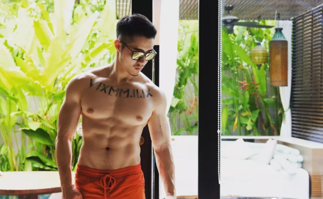 看点∣大胸筋肉帅哥海边脫衣拼性感好身材，荷尔蒙の味ル有点大~ - 51虹马