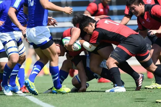 看似威风的足球运动小哥，私下却被哥们欺负 - 51虹马