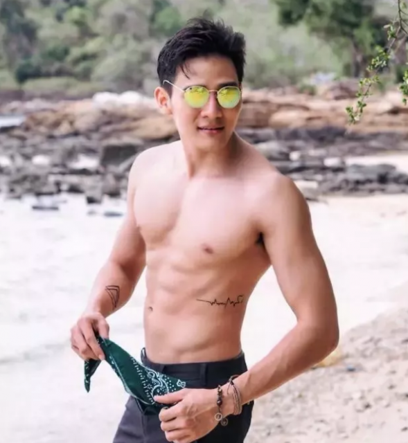 正装制服不禁欲 天菜鲜肉粉嫩蜜胸更诱人 - 51虹马