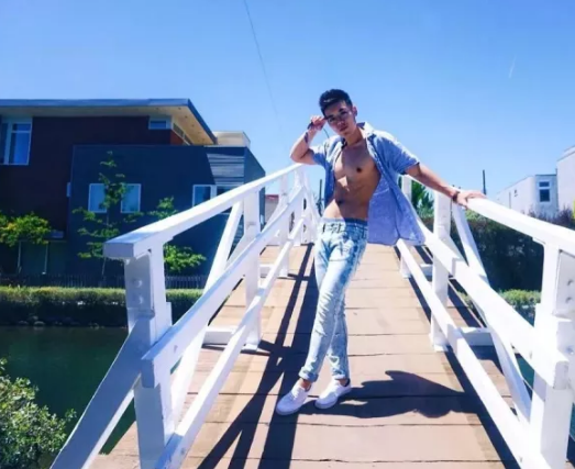 看点∣大胸长腿筋肉男下海晒好肉，这个前凸后翘的泳裤帅哥有亮点哦！ - 51虹马