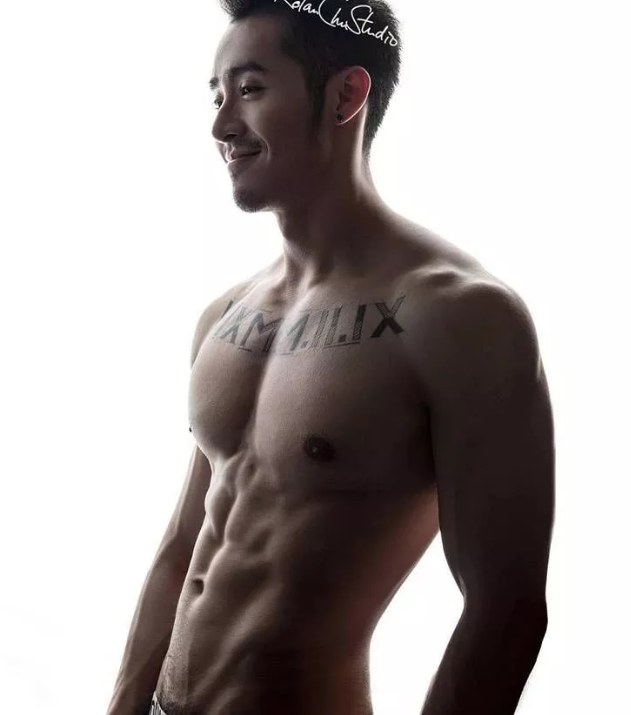 看点∣大胸筋肉帅哥海边脫衣拼性感好身材，荷尔蒙の味ル有点大~ - 51虹马